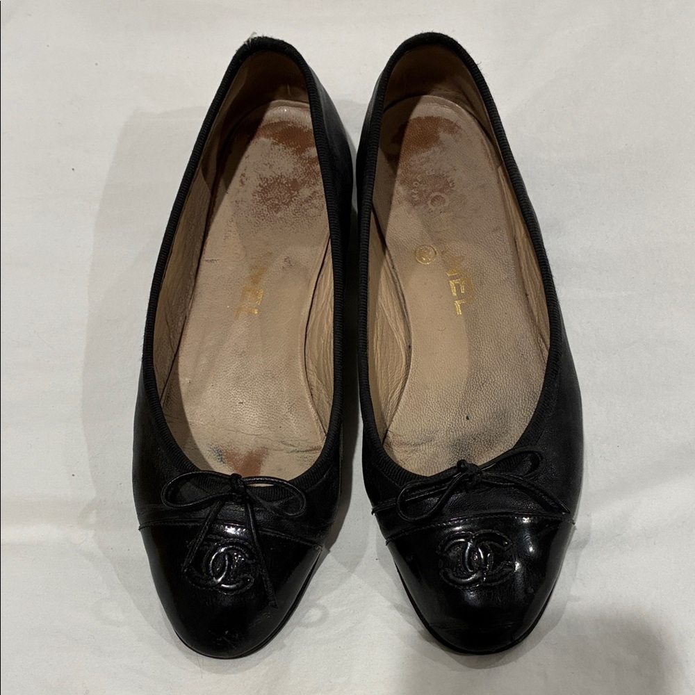 CHANEL Black Leather Ballet Flats with Logo Detail size 36.5